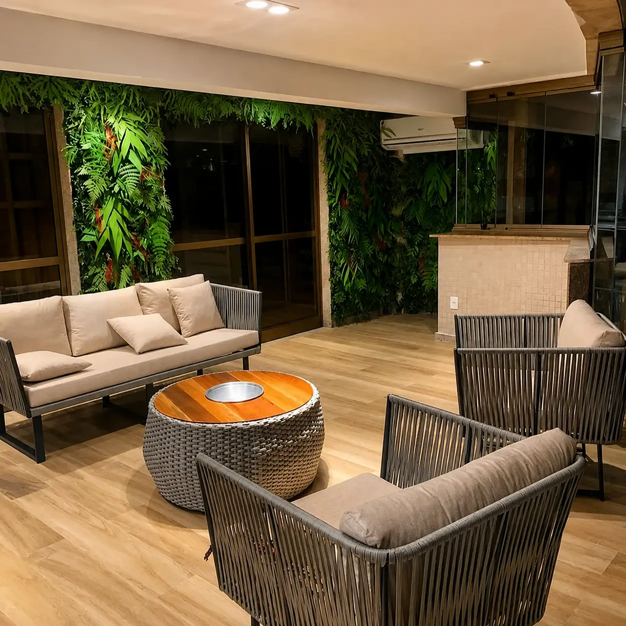 Lounge noturno com parede preservada
