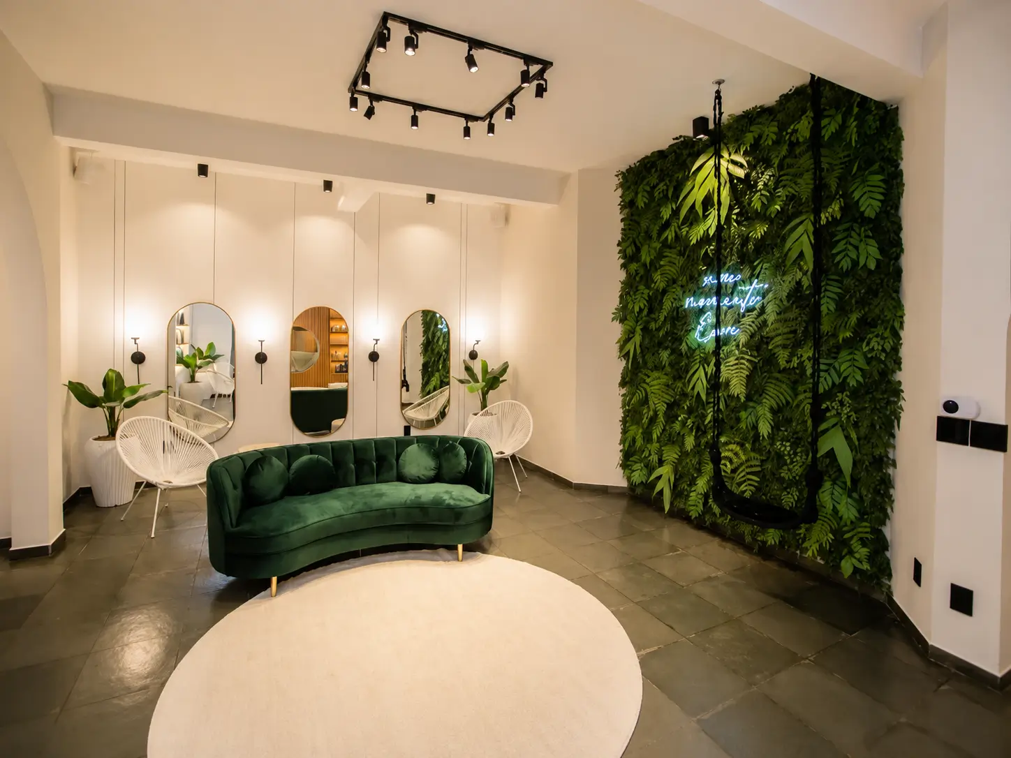 Parede verde preservada em lounge de alto padrão