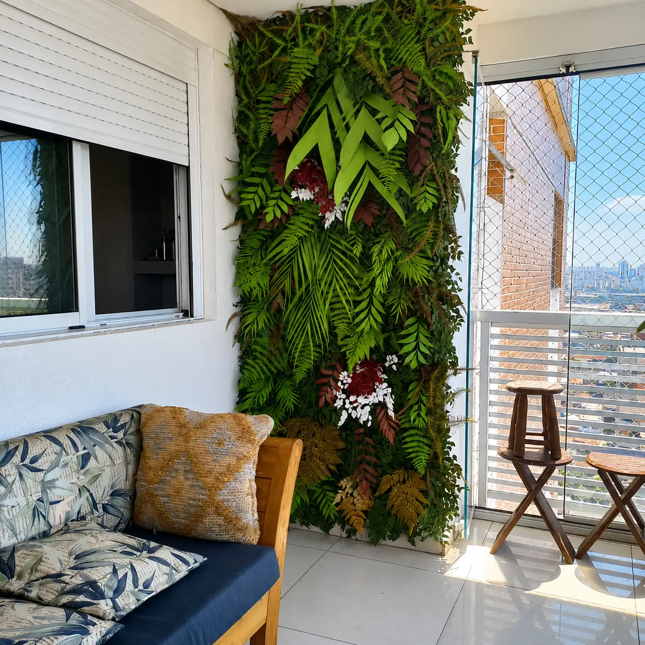 Varanda ensolarada com parede verde florida e vista da cidade