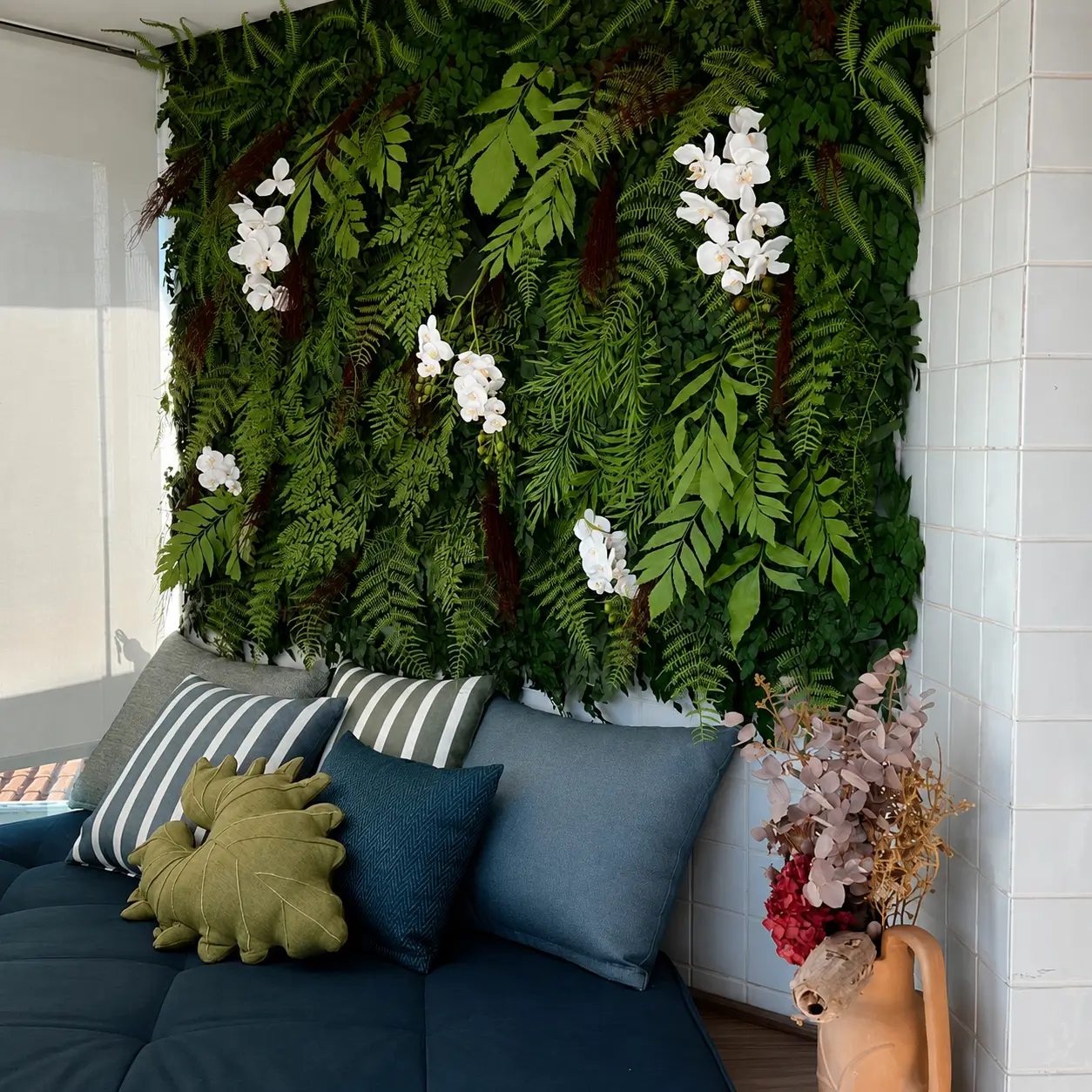 Parede preservada com orquídeas brancas em varanda